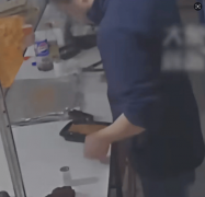 恶心至极！伙计竟